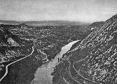 A view of the destroyed rail crossing of the Isonzo river at Gorizia, 1917 – courtesy of Wikimedia Commons