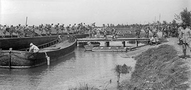 Italian marines crossing the Piave river, June 1918 – courtesy of Wikimedia Commons