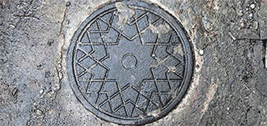 A manhole cover based on ten-point geometry