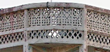 Decorative balustrading at roof level – with the permission of intlxpatr