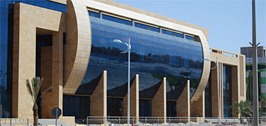 Vertically curved glazing to the façade of a new building