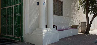 A dikka beside the entrance to the house of a member of the Royal Family