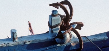 A modern anchor hooked to the kalba