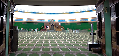 Interior image of the Sheikha Fatima mosque in Kuwait – screenshot from a YouTube video by Ibna Battuta