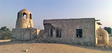 The old mosque at al-Jumailiyah – with permission from Tariq Amir on Panoramio