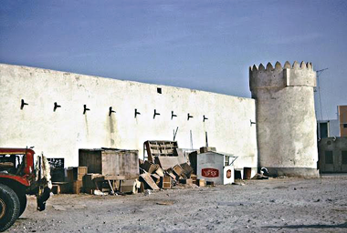 View south along the west wall of the al-Kuwt fort, December 1966 – photo by Anne Elliott, courtesy of Qatar Museums