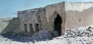 The east gate to the complex of Sheikh Abdullah bin Jassim at feriq al-Salata viewed from the south-west in the 1960s – image developed from a video with permission from glasney on YouTube