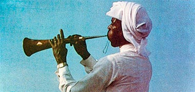 A zurna being played at a razeef