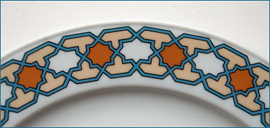 The decorated rim of a plate