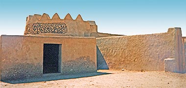 A free-standing structure outside the south-east corner of al-rakayat fort, April 1989