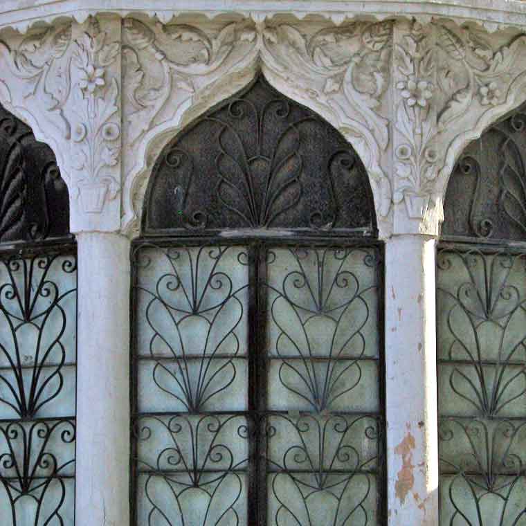 Detail of a bay window in a residential development in Rumaillah, 2002
