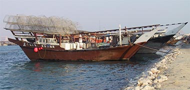 Side view of a shuw’i with fish traps on its stern