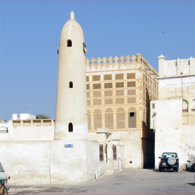 External view of the Siyadi Majlis and Pearl museum – developed from a Wikipedia image by Graeme on Flickr, CC BY-SA 2.0.
