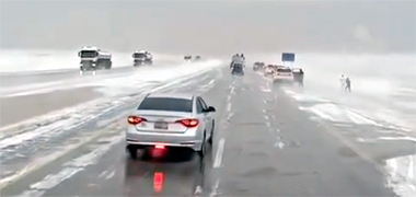 Clip from a video showing snow on the road to Saudi – with permission from alrasidaljawi on Instagram