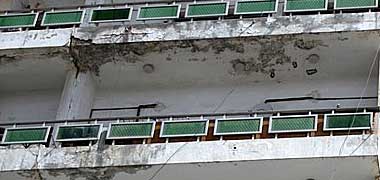 Spalling on a multi-storey building in Doha