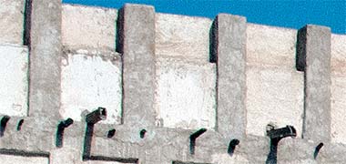 A building in Suq Waqf showing the positioning of its mirzam