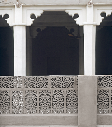 Detail of the courtyard screen and the head of the columns of the old mosque at Umm Salal Muhammad, February 1977