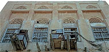 Detail of the east fa&ccedil;ade of the first floor of a residential complex in Wakra, April 1975