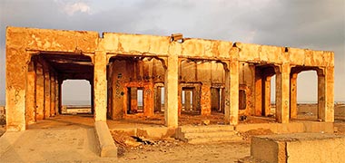 A ruined building in Wakra illustrating its trabeated form