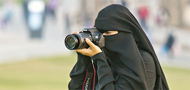A young Qatari woman taking photographs in public – with permission from G&aacute;bor Somogyi-T&oacute;th on Flickr