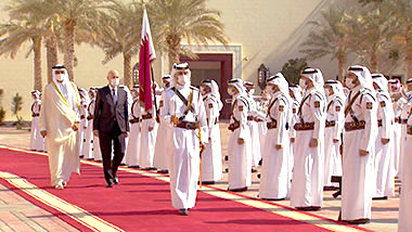 H.H. The Amir and guest inspecting an Honour Guard – permission requested from the Diwan al-Amiri