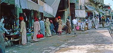 Nationals and expatriates mixing in the suq, 1972