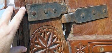 The pintle and gudgeon fixing of a rudder on a bateel – with the permission of brucesflickr on Flickr