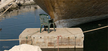 A temporary working rig for boat repairs