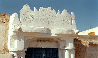 Scratched decoration to the head of an entrance in Wakra