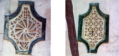 A pair of plaster decoration devices