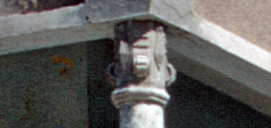 Detail of the corner capital