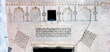 Decoration in the external wall of a building in old al-Wakra, April 1975