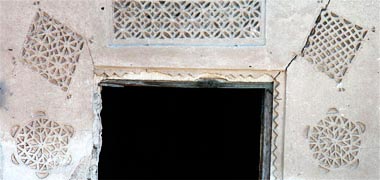 Decoration in the external wall of a building in old al-Wakra, April 1975