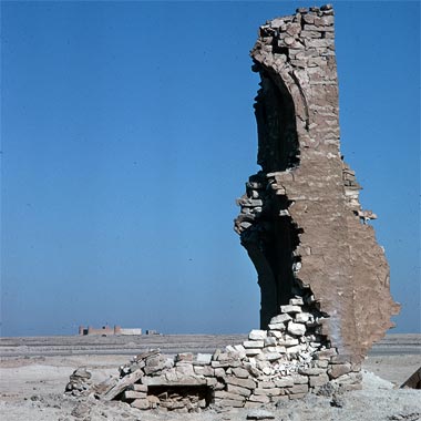 Ruins in al-Zubara, 1975, with the fort in the distance